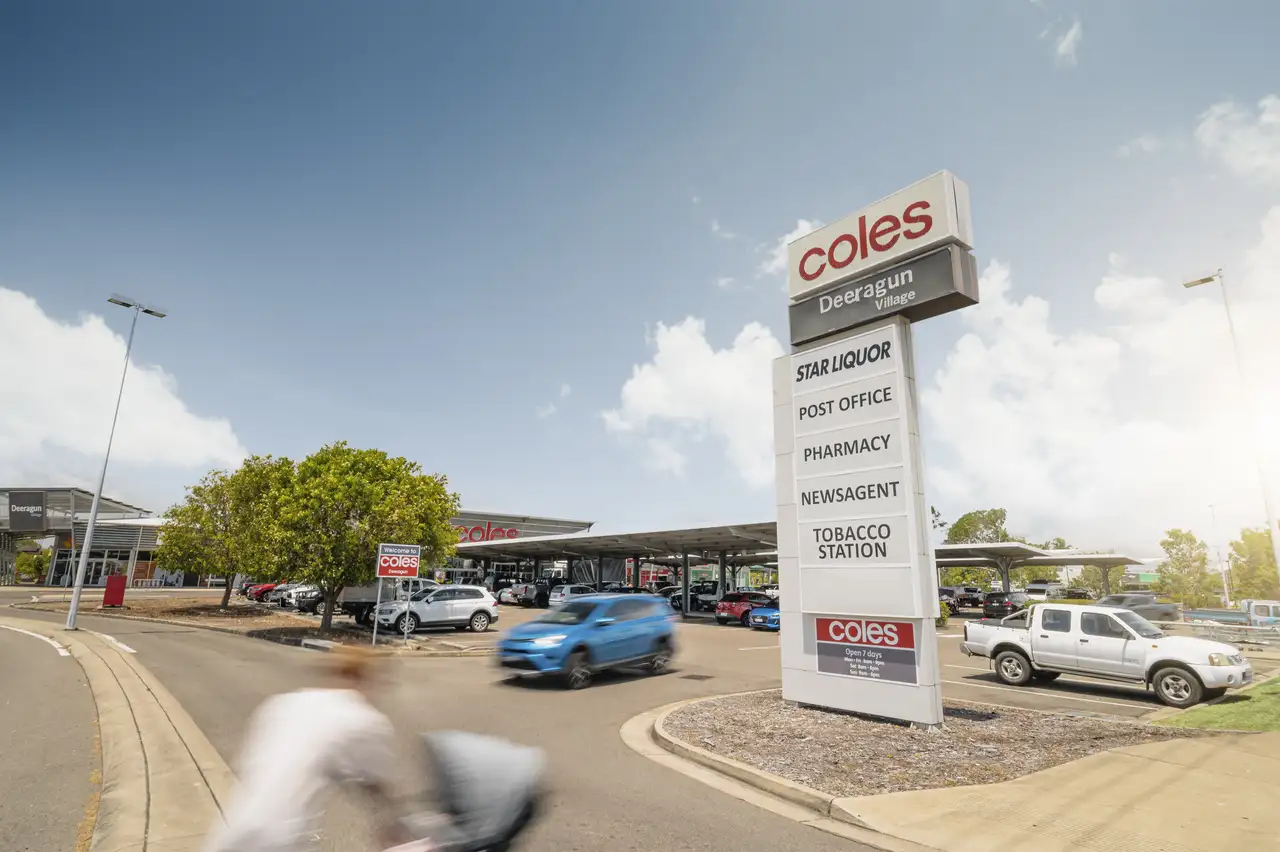 Deeragun_Village_QLD_Retail_Building_Exterior_Signage.webp