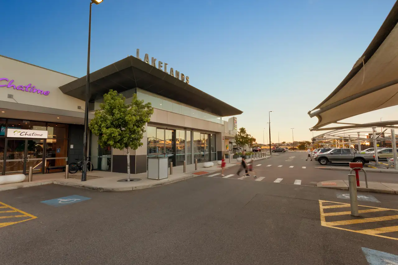 Lakelands_WA_Retail_Building_Exterior_People_Crossing_Road.webp